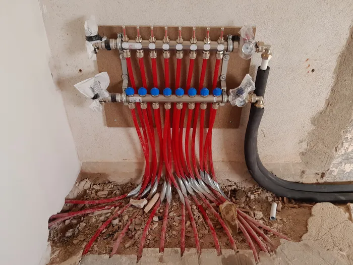 Colour-coded flow and return manifold, red and blue valves